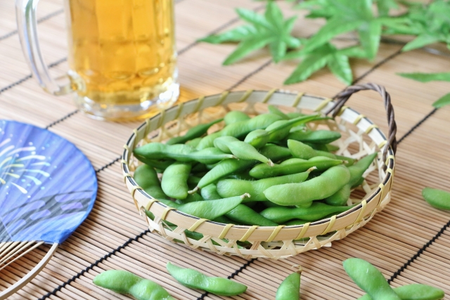 枝豆のさやの切り方で美味しさが全く違う!?栄養を逃さない簡単な茹で方と茹で時間は？ | はぴねす